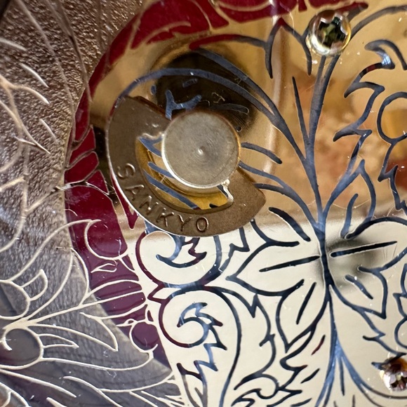 Small Victorian Ornate Gold & White
Music Trinket Box. Gold Lining. 3x4". VTG - Picture 16 of 17